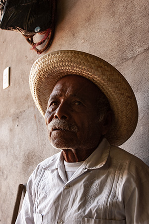 Mezcal-artesanal-maestro-mezcalero-fulgencio-reyes-03 Horizonte Sustentable - Arroqueño 2019 Mezcal artesanal maestro mezcalero fulgencio reyes 03