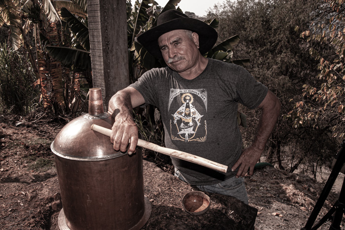 Rajabule-mezcal-artesanal-sustentable-maestro-mezcalero-2 Horizonte Sustentable - Espadín | Tobasiche | Mexicano 2016 Rajabule mezcal artesanal sustentable maestro mezcalero 2